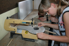 Šestošolci izdelujejo stiskalnico  iz lesa